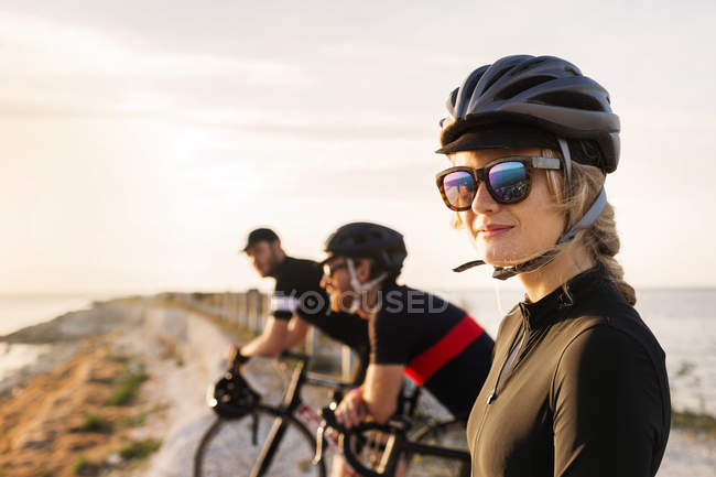 Ciclisti che guardano il mare — Foto stock
