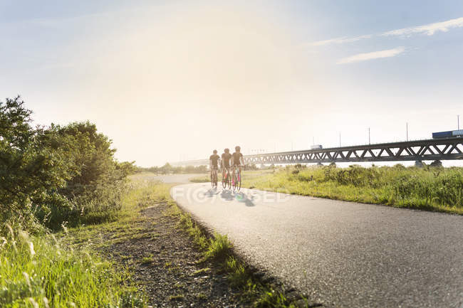 Велогонщики ездят по сельской дороге — стоковое фото