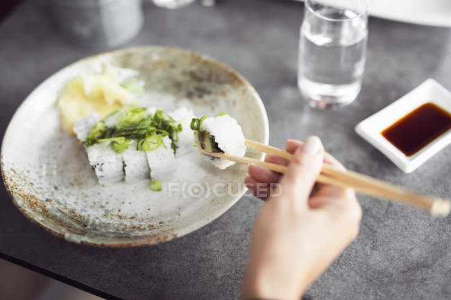 Женщина ест суши — стоковое фото