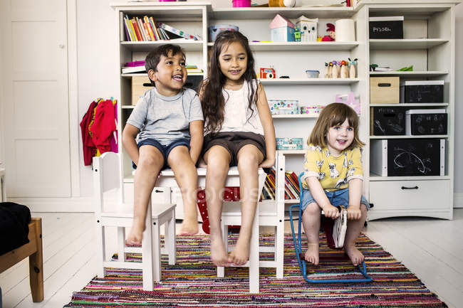 Kinder spielen im Zimmer — Stockfoto