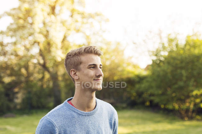 Portrait de jeune homme blond détournant les yeux — Photo de stock