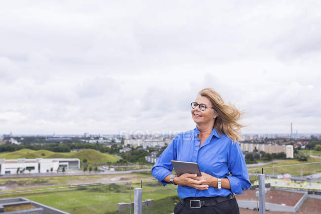 Senior businesswoman on rooftop — Stock Photo