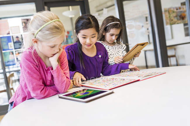 Ragazze che imparano in classe con i tablet — Foto stock