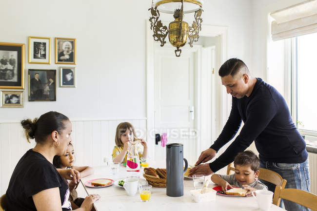 Jantar em família na sala de estar — Fotografia de Stock