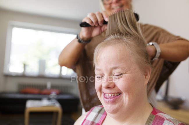 Madre spazzolatura figlie capelli — Foto stock
