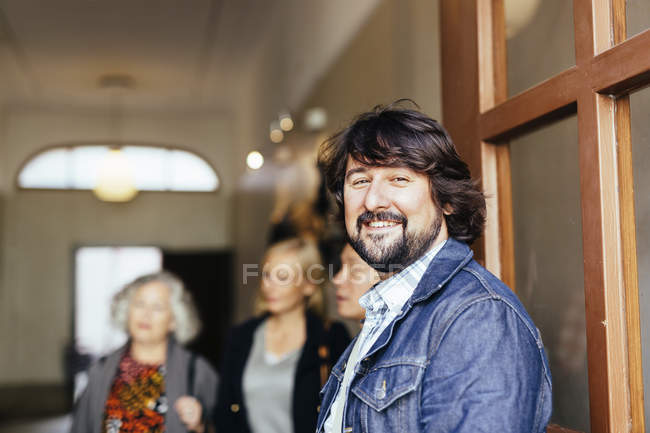 Retrato de homem sorridente dentro de casa — Fotografia de Stock