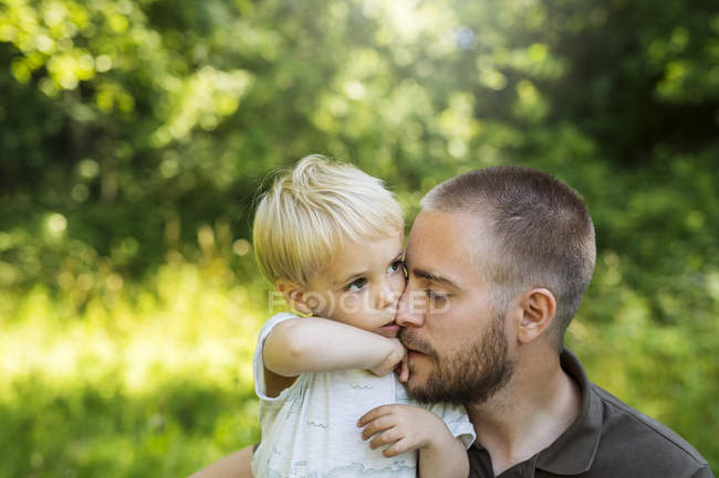 Vater umarmt Sohn (2-3) tagsüber im Wald — Stockfoto