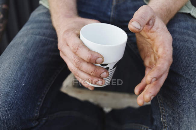 Primer plano del hombre sosteniendo la taza de café - foto de stock