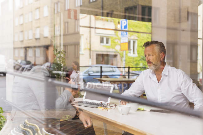 Senior man and mature woman talking in cafe — Stock Photo