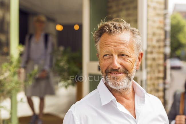 Retrato del hombre mayor - foto de stock