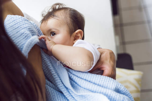 Mère tenant un bébé fils (6-11 mois ) — Photo de stock