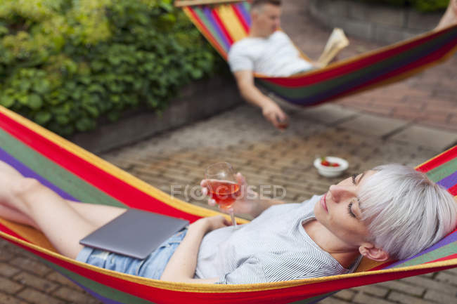 Casal relaxante em redes durante o dia — Fotografia de Stock
