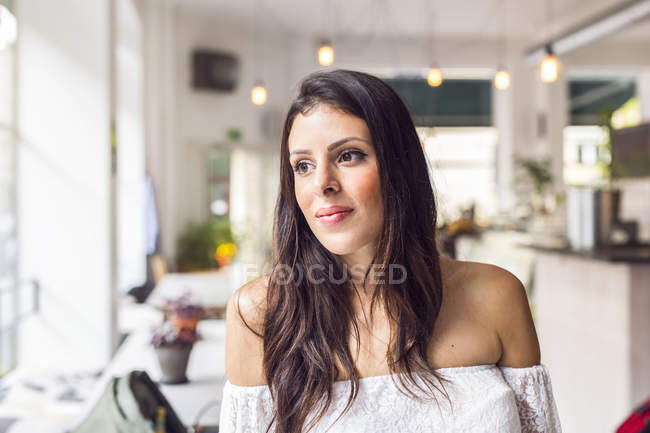 Портрет молодої жінки в кафе — стокове фото