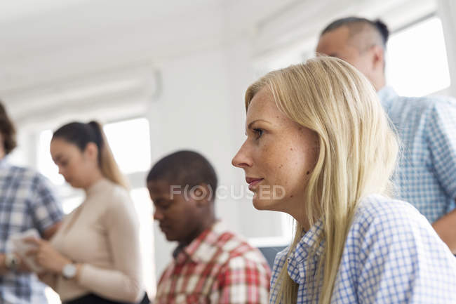 Colegas ouvindo durante reunião de negócios no escritório — Fotografia de Stock