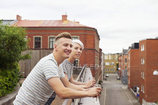 Couple debout sur le balcon et regardant la vue — Photo de stock