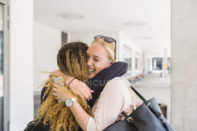 Mujeres jóvenes abrazándose unas a otras - foto de stock