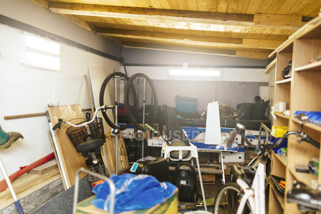 Garaje desordenado con herramientas interior - foto de stock