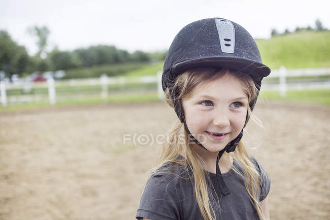 Ritratto di ragazza (4-5) in casco equestre — Foto stock