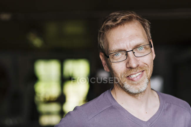 Портрет усміхненого чоловіка в окулярах — стокове фото