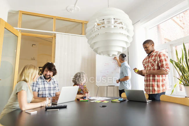 Coworkers discutere progetto in sala riunioni — Foto stock