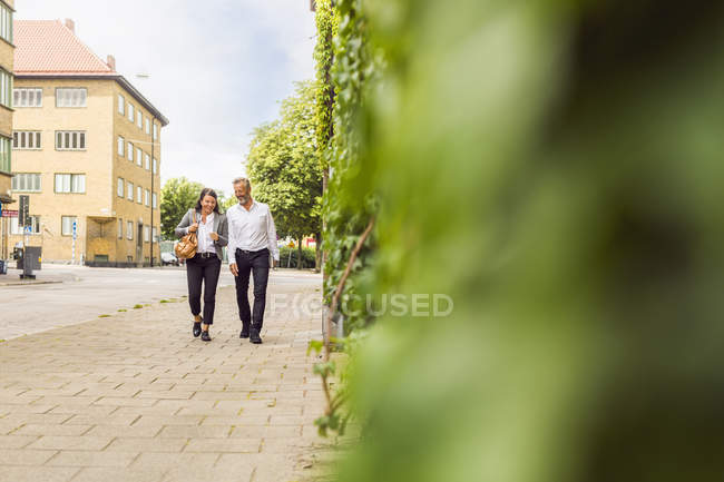 Senior man and woman walking on city street — Stock Photo