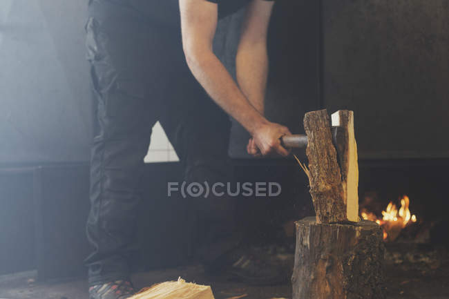 Mid section of man splitting log in half with ax — Stock Photo