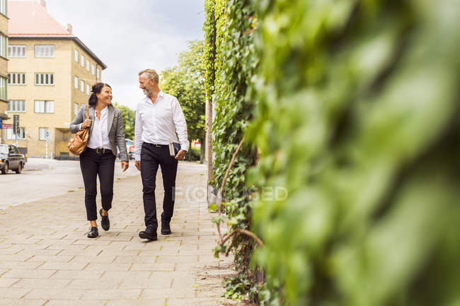 Старший чоловік і жінка, що йде по міській вулиці — стокове фото