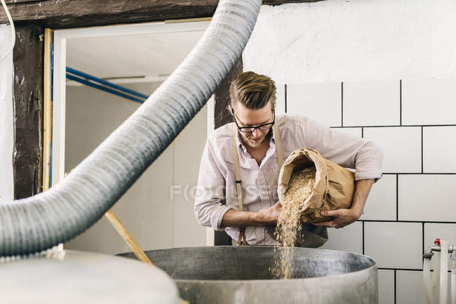 Worker making beer in local brewery — Stock Photo