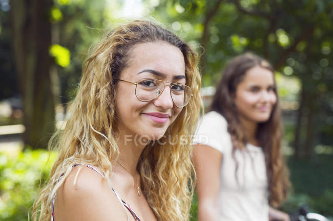 Dos adolescentes (14-15) en el parque - foto de stock