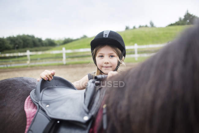 Porträt eines Mädchens (4-5) hinter einem Pony — Stockfoto