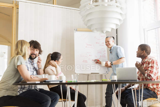 Coworkers discutere progetto in sala riunioni — Foto stock