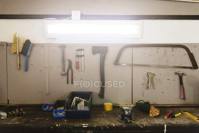 Рабочие инструменты в гараже в помещении — стоковое фото