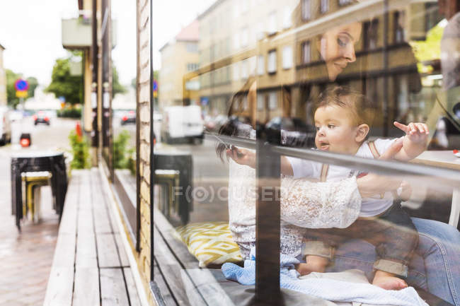 Mother with baby son (6-11 months) in cafe — Stock Photo