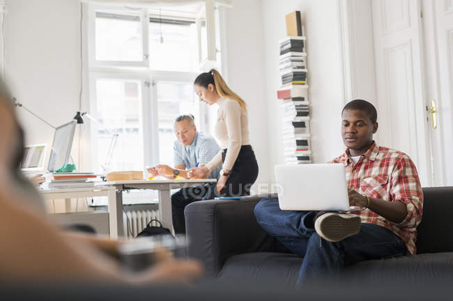 Colleagues working in office indoors — Stock Photo