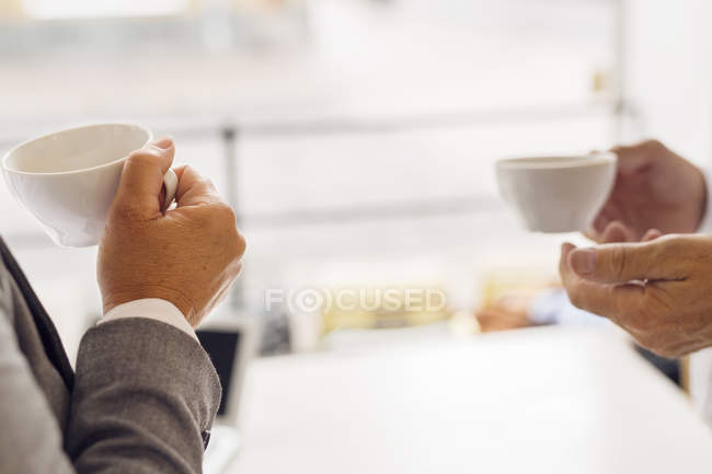 Zwei Personen mit Kaffeetassen — Stockfoto