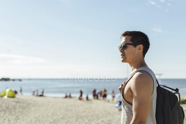 Jeune homme sur la plage — Photo de stock