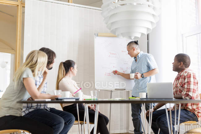Mitarbeiter diskutieren Projekt im Sitzungssaal — Stockfoto