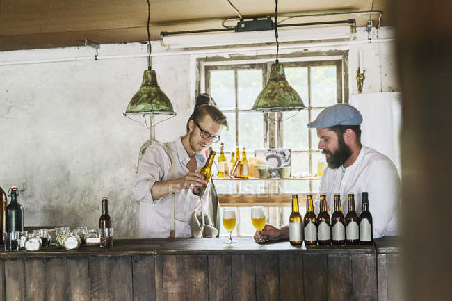Два чоловіки п'ють пиво в місцевій пивоварні — стокове фото