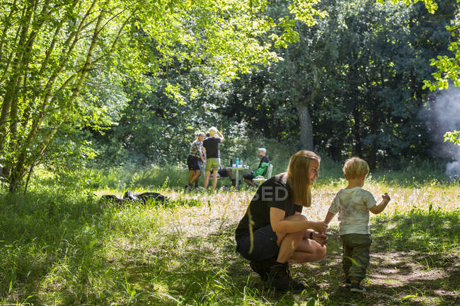 Mother and son (2-3) in meadow during daytime — Stock Photo