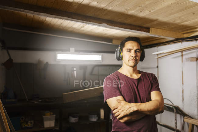 Porträt eines Mannes mit Ohrenschützer — Stockfoto