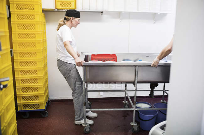 Pessoas que trabalham na cozinha comercial — Fotografia de Stock