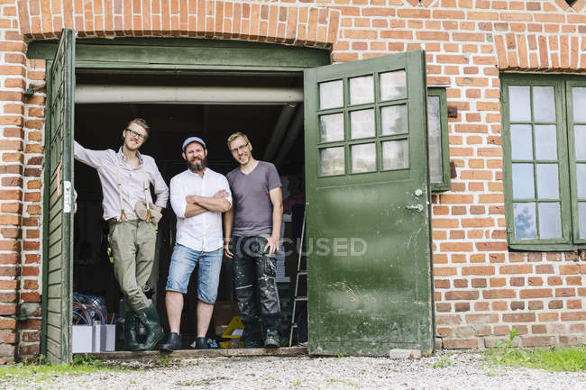 Porträt dreier Brauereiarbeiter — Stockfoto