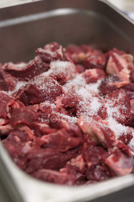 Pedaços de carne de porco crua com sal — Fotografia de Stock
