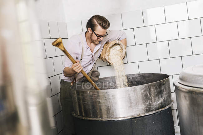 Arbeiter stellt Bier in örtlicher Brauerei her — Stockfoto