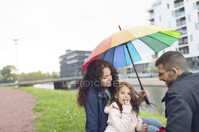 Parents avec fille (4-5) au pique-nique en ville — Photo de stock