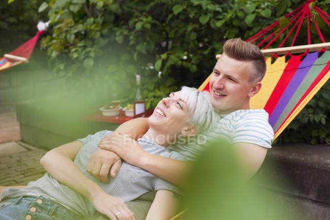 Пара расслабляется на гамаке в дневное время — стоковое фото