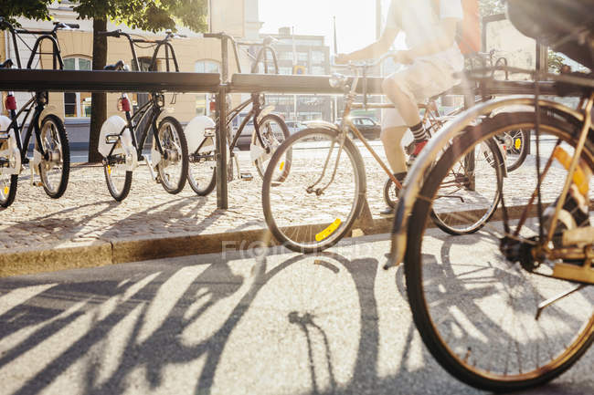 Partie basse des hommes à vélo sur la rue de la ville — Photo de stock