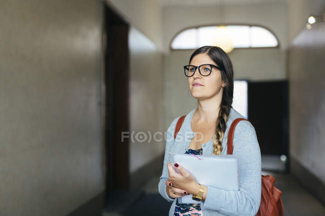Mulher segurando documentos no corredor — Fotografia de Stock