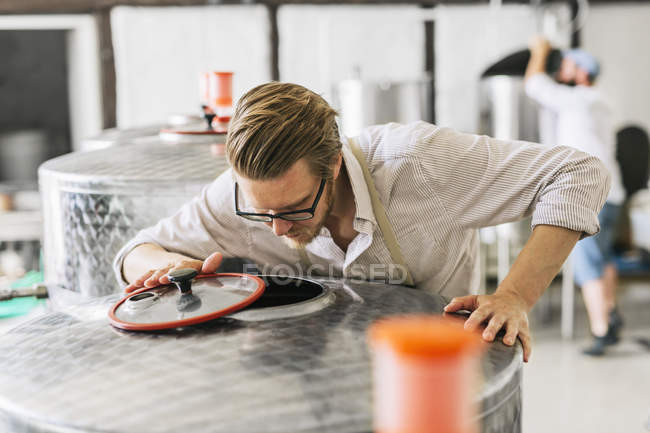 Brewery workers making beer — Stock Photo
