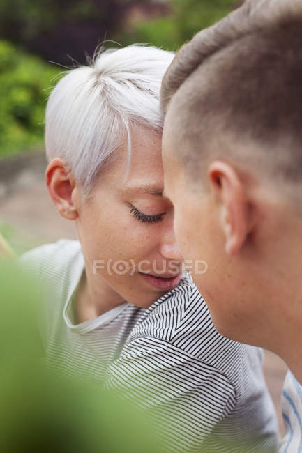 Portrait of couple in garden during daytime — Stock Photo